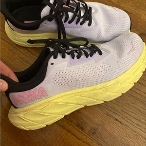 Hoka Women's Arahi 7’s - starlight glow/yuzu color combo. 6.5 wide